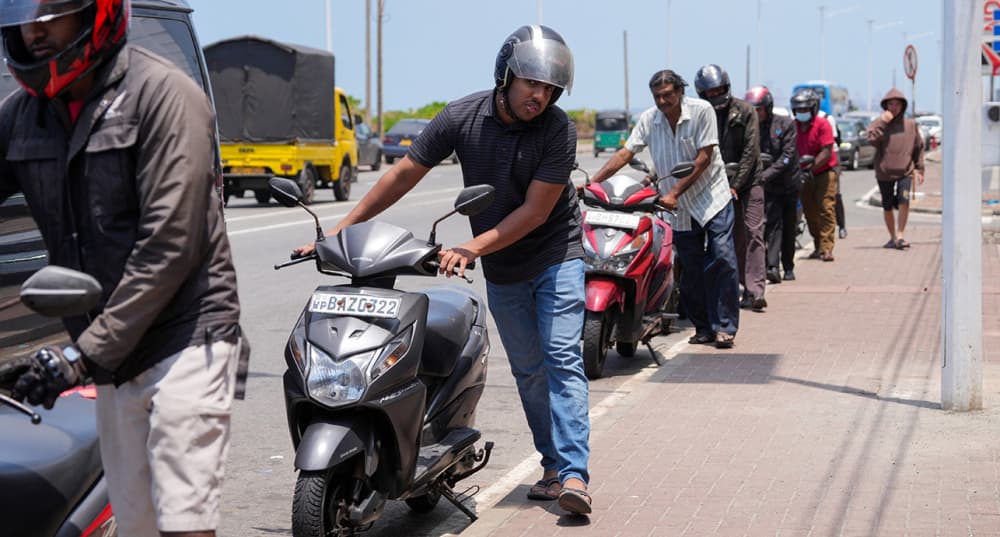 Dans une station-service de Colombo, au Sri Lanka, le 16 mars.