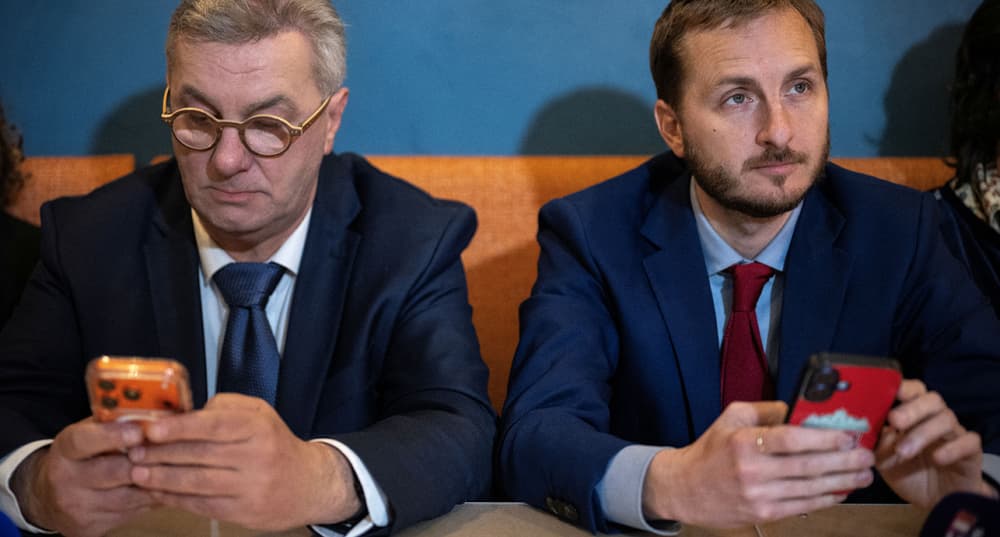Les candidats à la mairie de Toulouse François Briancon (à gauche) et François Piquemal (à droite), tiennent une conférence de presse commune après le premier tour des élections municipales à Toulouse, le 16 mars 2026.