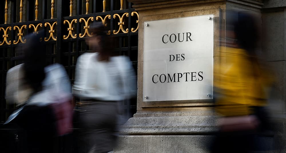 Des gens passent devant l'entrée principale de la Cour des comptes française Cour des comptes à Paris, France, le 19 mars 2025.