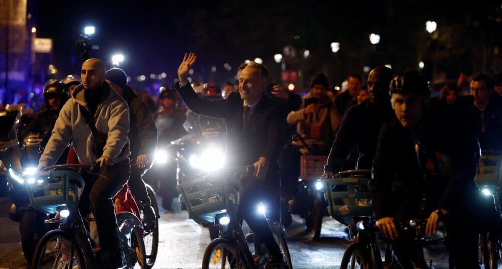 Emmanuel Grégoire arrive à l'Hôtel de ville après sa victoire à Paris.