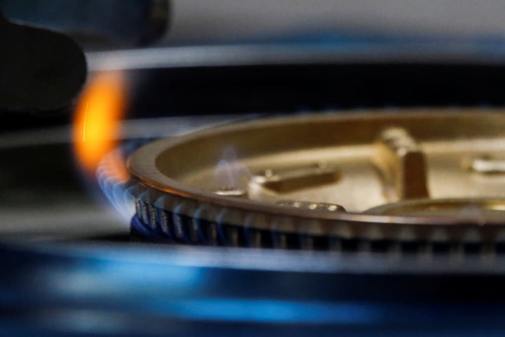 A partir du 1er juillet, le prix repère du gaz fixé par la CRE bondit de 7,4%, à 164,21 €/MWh TTC, ce qui renchérit légèrement la facture de millions de ménages français, surtout en offres indexées.