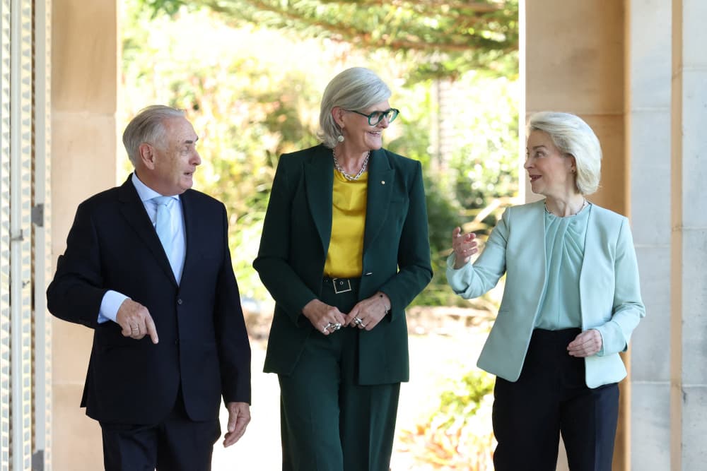 Le ministre australien du Commerce et du Tourisme, Don Farrell, et le gouverneur général d'Australie, Sam Mostyn, accompagnent la présidente de la Commission européenne, Ursula von der Leyen, à l'Admiralty House, à Sydney, le 23 mars 2026.