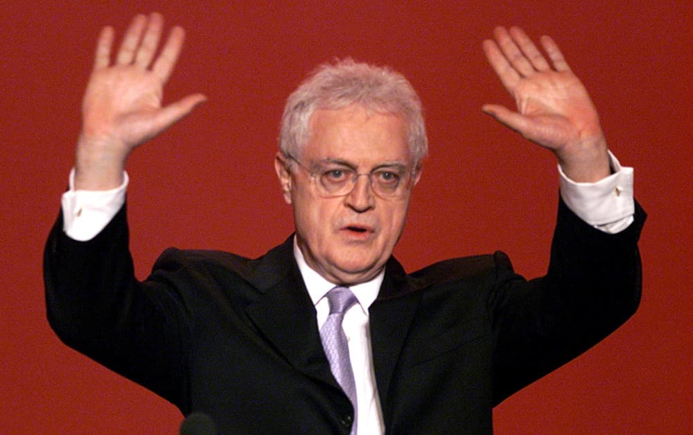 Le Premier ministre français Lionel Jospin s'adresse à ses partisans depuis son quartier général de campagne à Paris, le 21 avril 2002. M. Jospin, battu au premier tour de l'élection présidentielle française, a déclaré qu'il se retirerait de la vie...