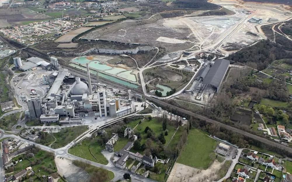 En partie démantelée, l'usine Lafarge de La Couronne a laissé derrière elle un vaste cratère calcaire.