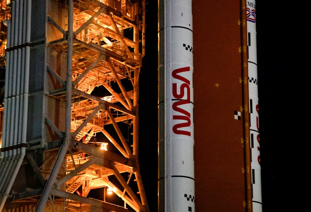 Cette réorientation vise à rediriger ressources et efforts vers le pôle sud lunaire, jugé stratégique en raison de la présence d'eau sous forme de glace.