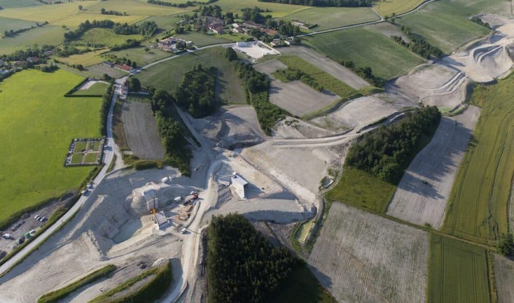 Entre Tours et Bordeaux, cinq ans de chantier et des millions de tonnes de granulats ont été nécessaires pour ériger la ligne à grande vitesse.
