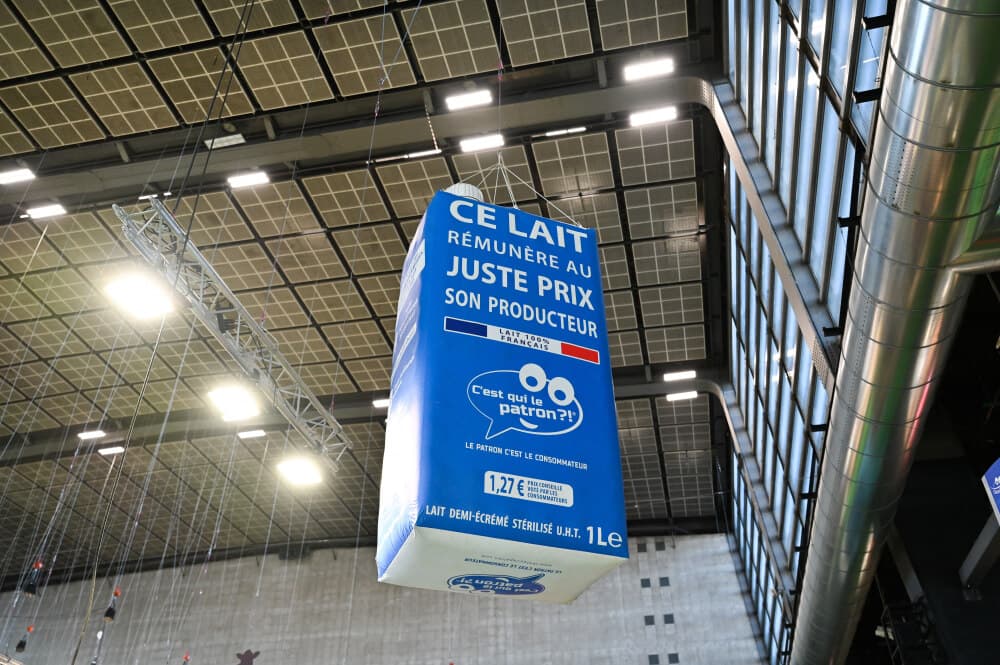 Une bouteille de lait mise en avant lors de la 62ᵉ édition du Salon international de l'agriculture au parc des expositions de la porte de Versailles.