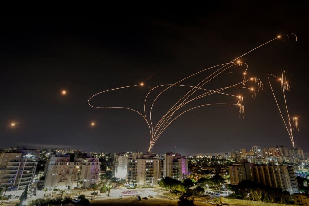 Le système de défense antiaérienne israélien Dôme de Fer intercepte une salve de roquettes tirées depuis la bande de Gaza, illuminant le ciel nocturne d’Ashkelon (Israël), le 9 octobre 2023.