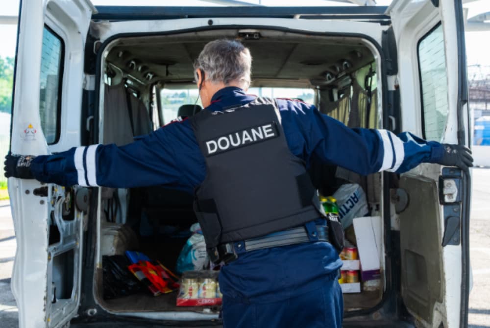 Le transport maritime, largement favorisé par les têtes des réseaux de narcotrafic, représentait 65% des saisies européennes en 2023.