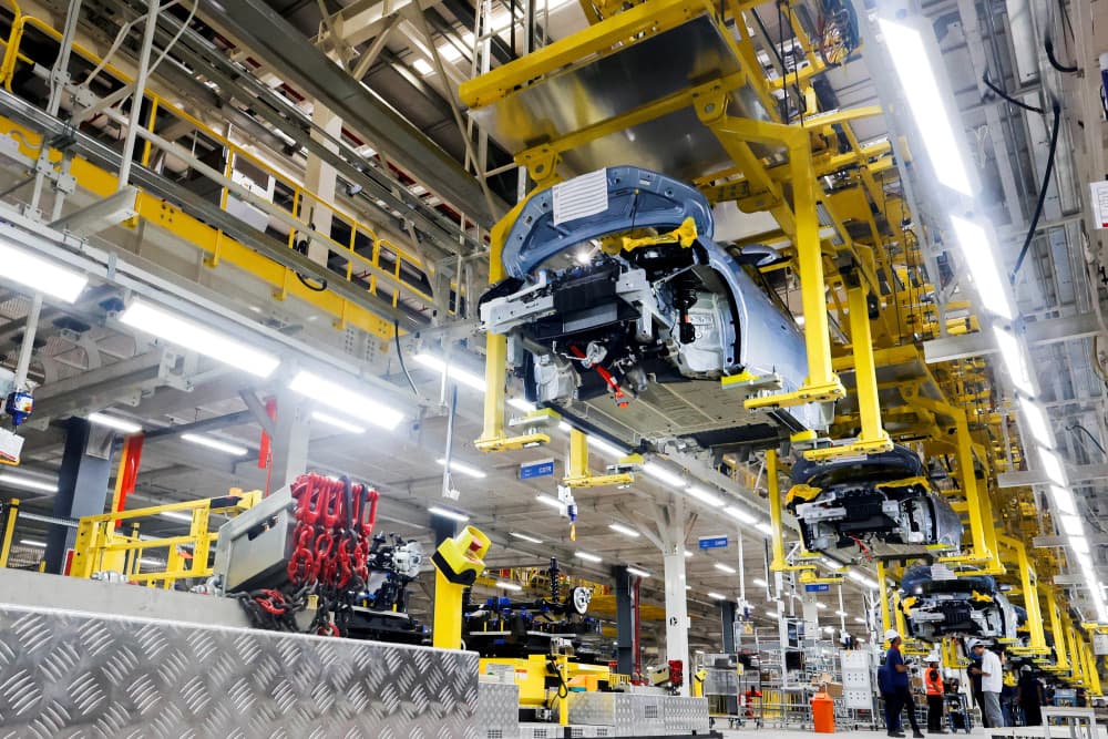 Des véhicules BYD sur la chaîne de production de la nouvelle usine de véhicules électriques de l'entreprise, située dans le complexe industriel de Camacari, dans l'État de Bahia, au Brésil.