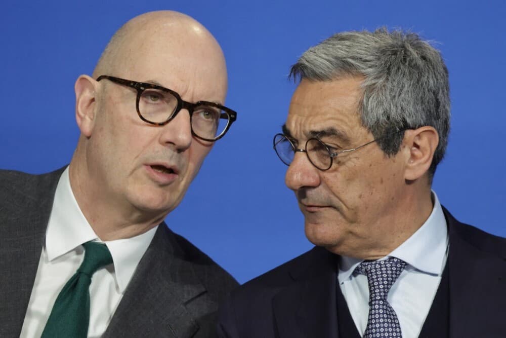 Le ministre de l’Économie Roland Lescure et le ministre du Commerce Serge Papin lors de la présentation du plan le 27 mars.