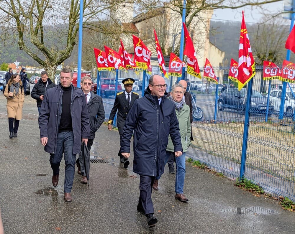 Le ministre de l'Industrie, Sébastien Martin, arrive à Pont-de-Claix (Isère) le jeudi 26 mars, à l'occasion des assises du Made In France organisées par la CGT.