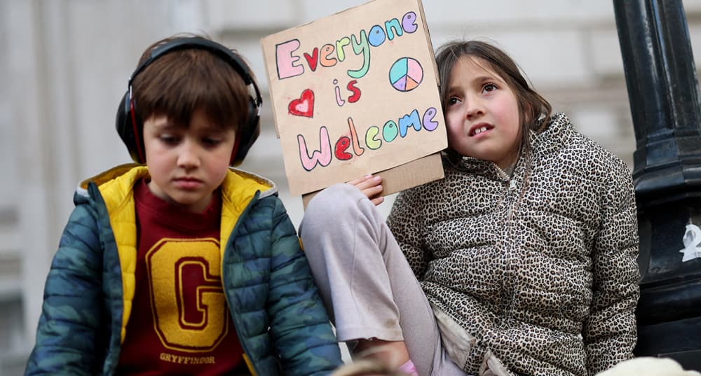 Des enfants lors d'une manifestation contre l'extrémisme d'extrême droite à Londres, le 28 mars 2026.