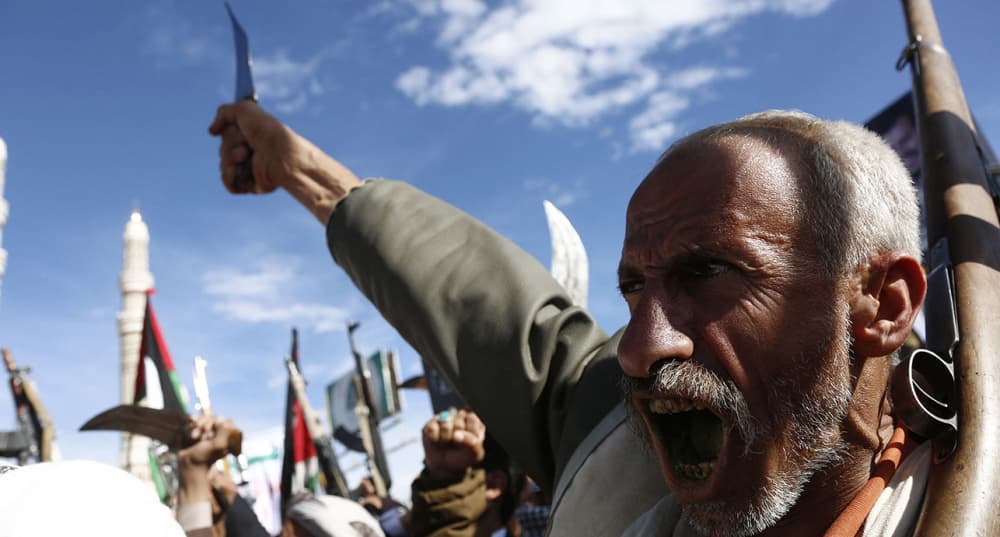 Des Yéménites se rassemblent pour manifester contre l'attaque israélo-américaine contre l'Iran.