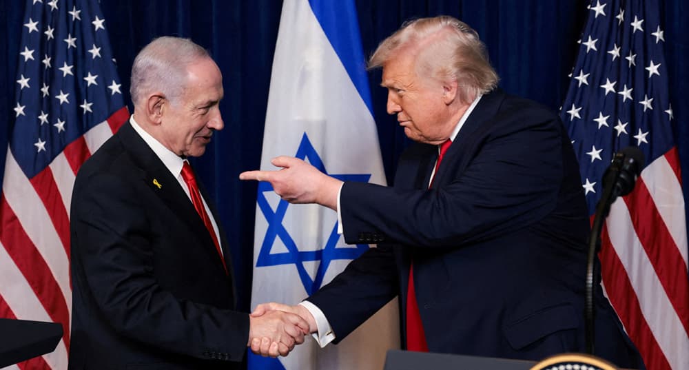 Donald Trump serre la main de Benjamin Netanyahou à l'occasion d'une conférence de presse à Mar-a-Lago, le 29 décembre 2025.