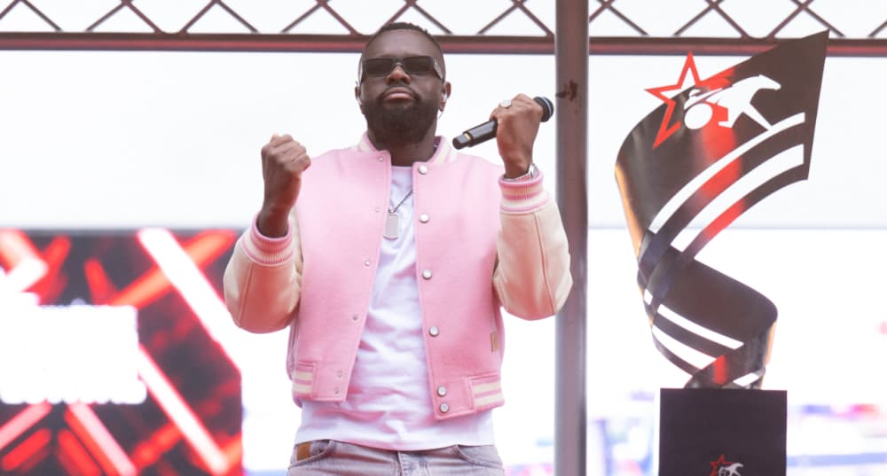 Gims vit entre Marrakech et Dubaï. Le chanteur revient souvent en France pour y donner des concerts.