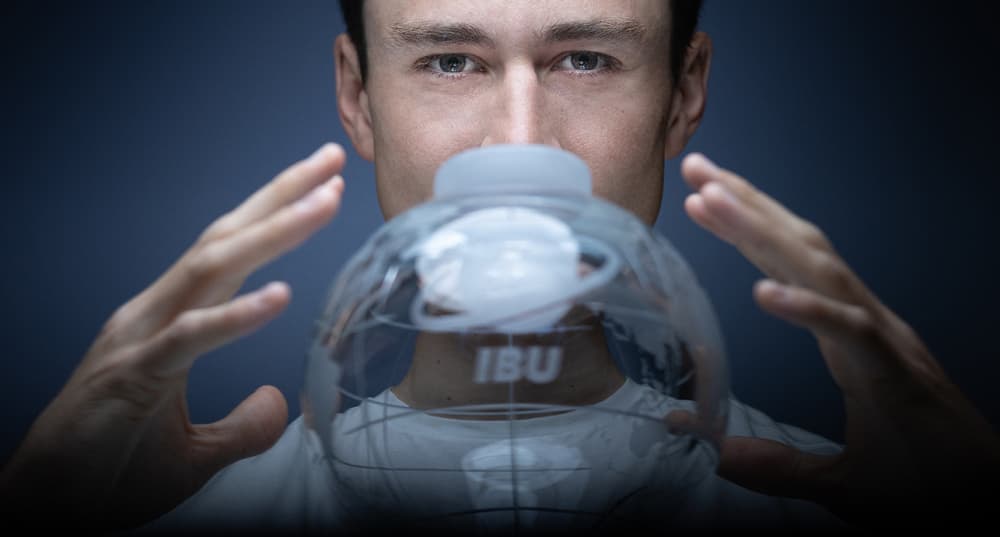 Le biathlète français Éric Perrot pose avec ses trois médailles olympiques et son globe de cristal à Paris, le 25 mars 2026.