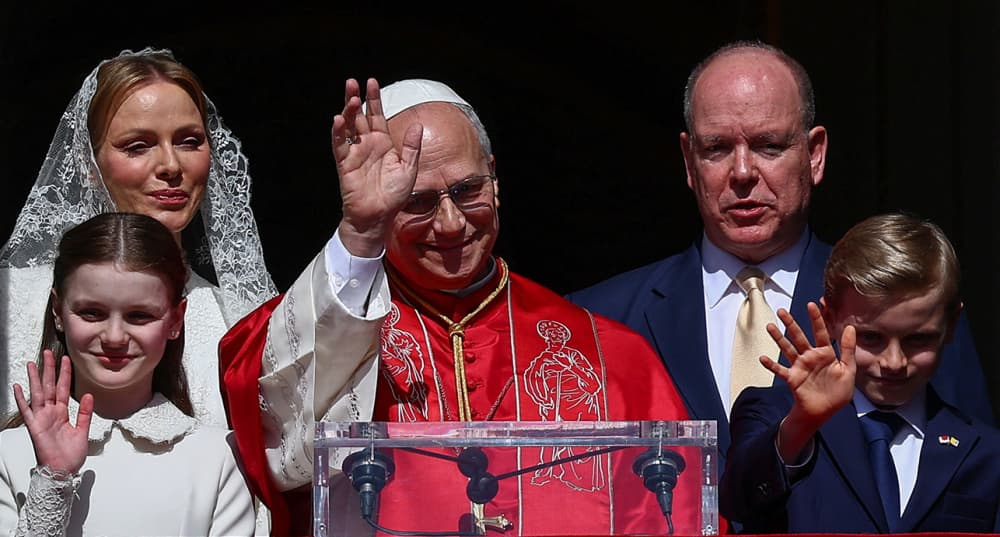 Le Prince Albert II de Monaco, la Princesse Charlene, le Prince Jacques et la Princesse Gabriella se tiennent à côté du Pape Léon XIV depuis un balcon du Palais Princier lors du voyage d’une journée du Pape, à Monaco, le 28 mars 2026.