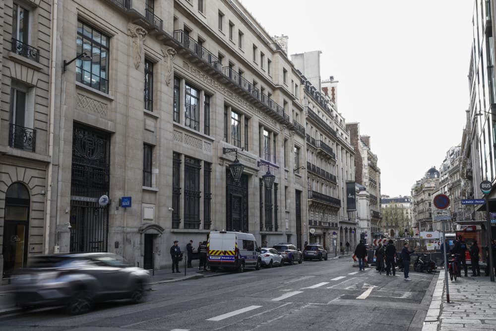 Les faits se sont déroulés vers 3h30, rue La Boétie, dans le centre-ouest de Paris, devant les locaux de la Bank Of America.