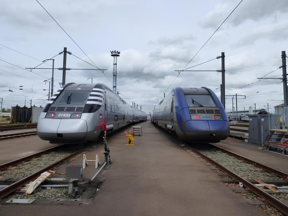 La Région Bretagne mobilise 420 millions d'euros par an afin d'organiser les transports interurbains via son réseau BreizhGo, dont l'offre doit doubler en 2040. En 2027, les TER rouleront au colza.