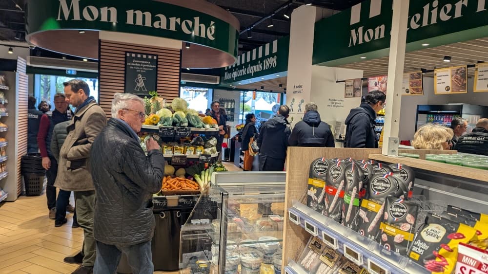 Le nouveau magasin Casino, place de l'hôtel de ville à Saint-Etienne, le premier au nouveau concept.