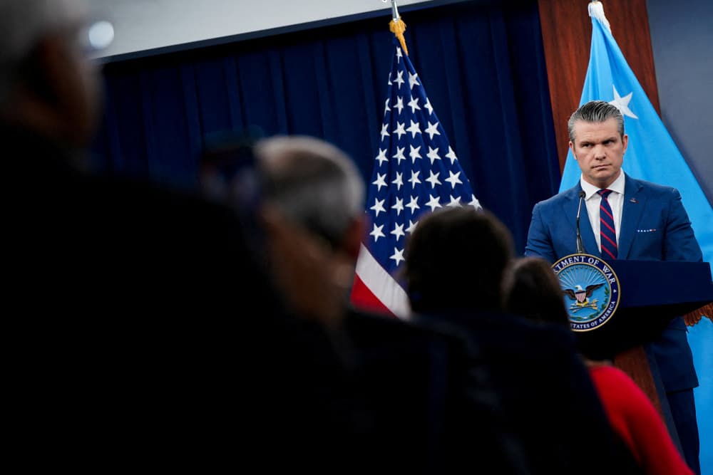Le secrétaire américain à la Défense, Pete Hegseth, tient une conférence de presse dans le contexte du conflit américano-israélien avec l'Iran, au Pentagone, le 2 mars 2026.