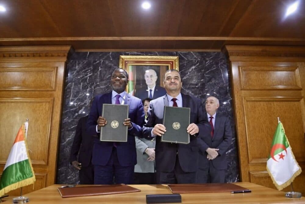 Mamadou Sangafowa-Coulibaly, ministre ivoirien des Mines, du Pétrole et de l’Énergie et Mohamed Arkab, ministre algérien de l’Énergie et des Mines, lors de la signature de l’accord de coopération à Alger.
