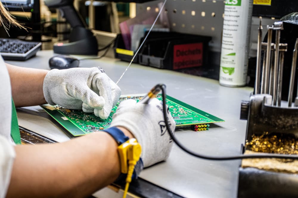 Pour la première fois dans le monde du ferroviaire, des composants sont officiellement reconditionnés selon un référentiel certifié : au total, 800 cartes électroniques ont déjà été reconditionnées à Villeurbanne.