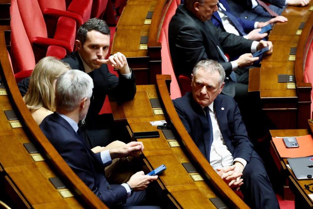 Le rapporteur général du budget, Philippe Juvin, en conversation avec trois députés, en février 2025.