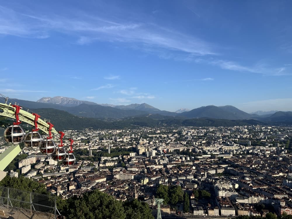 A Grenoble, le monde économique s'est levé pour suggérer l'accueil de la patinoire des Jeux des Alpes 2030 avec une alternative qu'ils estiment "vertueuse".