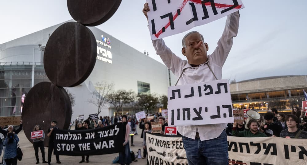 Des centaines d'Israéliens se sont rassemblés place Habima pour une manifestation contre la guerre, suite aux appels lancés par des organisations de la société civile à Tel Aviv.