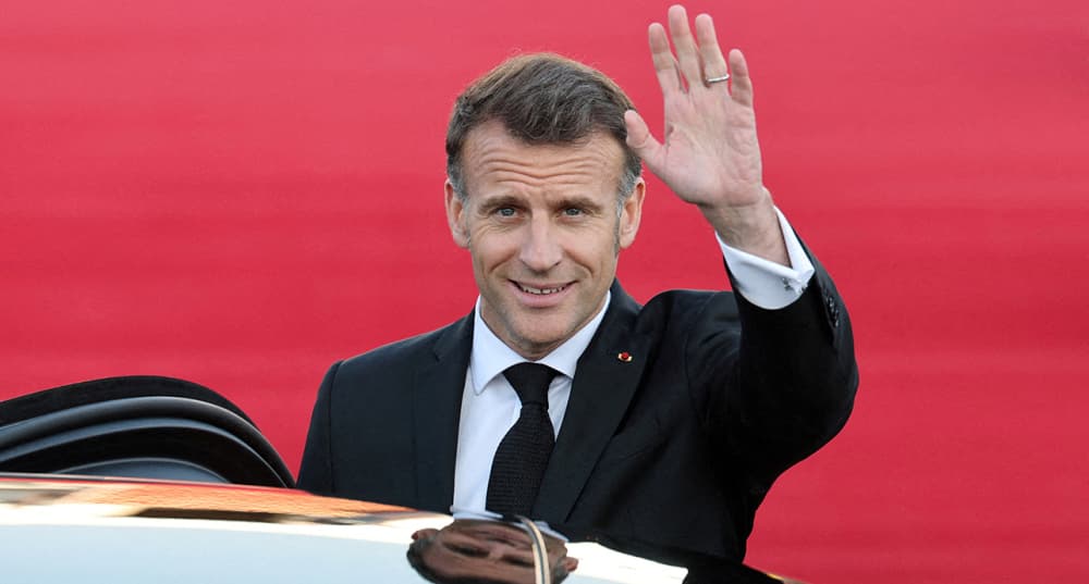 Emmanuel Macron salue la presse avant de quitter la Corée du Sud.