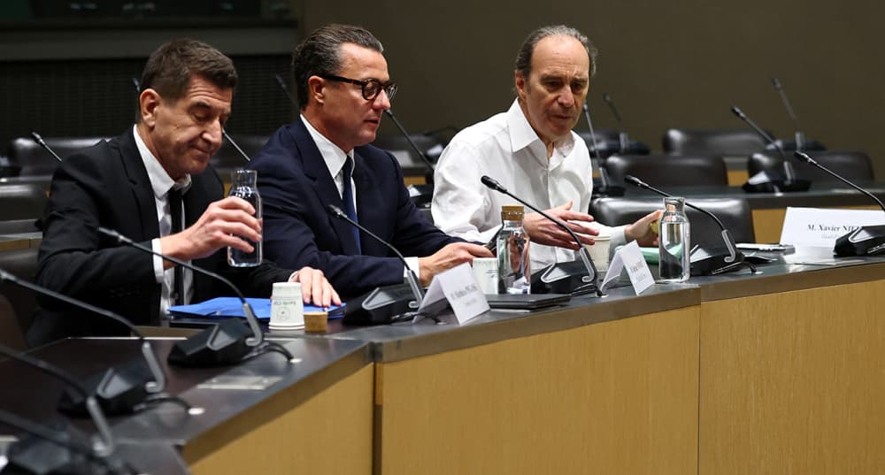 Matthieu Pigasse, Jerôme Nomme et Xavier Niel, à l'Assemblée nationale, le 2 avril 2026.