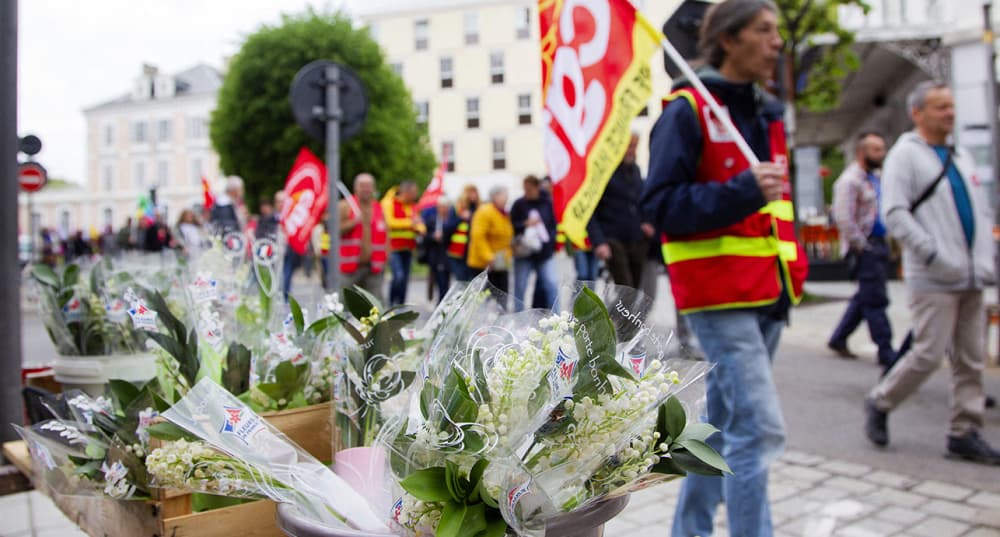 Parmi les 11 jours fériés en France, le 1er mai est obligatoirement chômé pour tous les travailleurs avec maintien de la rémunération, c’est la loi.