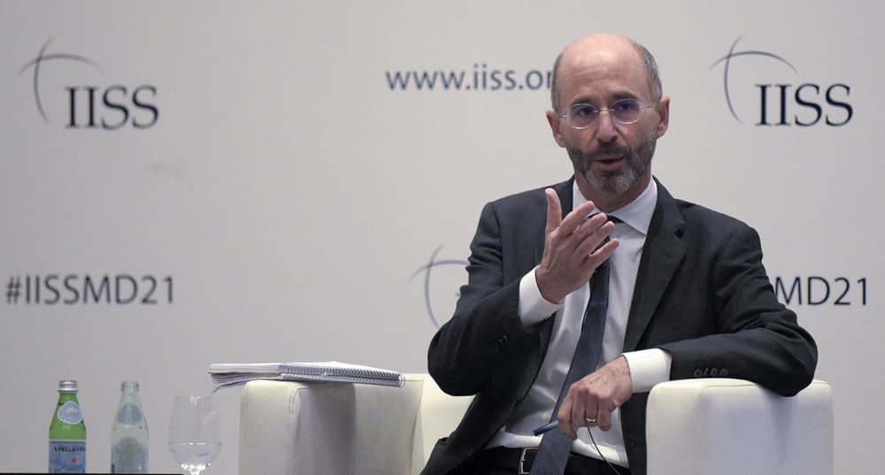 Robert Malley s'exprime lors d'une conférence de presse en marge de l'ouverture du 17e dialogue de Manama de l'IISS dans la capitale bahreïnienne, Manama, le 19 novembre 2021.