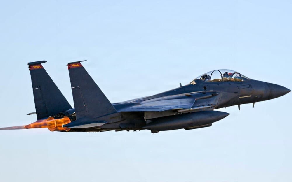 Un F-15E Strike Eagle de l'US Air Force décollant pour une mission de combat