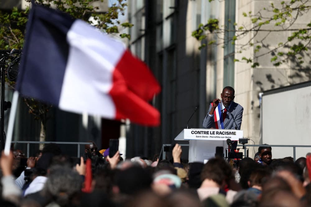 Bally Bagayoko, le nouveau maire de Saint-Denis, prononce un discours lors d'une manifestation contre le racisme, à Saint-Denis, près de Paris, le 4 avril 2026.