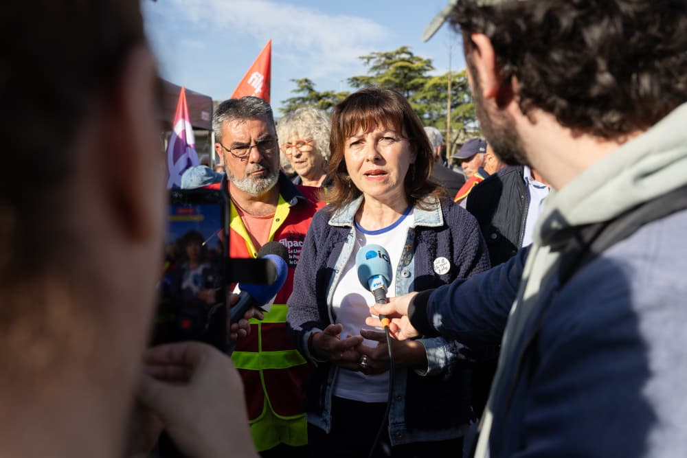 Carole Delga est venue soutenir les salariés de Fibre Excellence devant l'usine de Saint-Gaudens (Haute-Garonne).