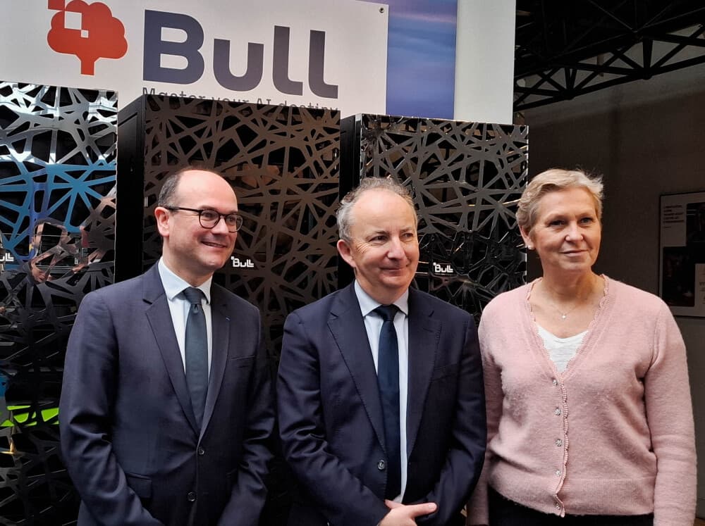 Le ministre de l'Industrie Sébastien Martin, le directeur-général de Bull Emmanuel Le Roux et la ministre du Numérique Anne Le Hénanff, le 3 avril dernier, au siège de Bull, dans les Yvelines.