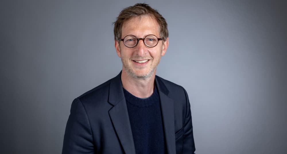 Ariel Weil est membre du Parti socialiste, maire du secteur Paris Centre depuis 2020, réélu en 2026.