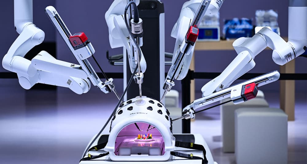 Cette photo, prise le 14 mars 2025, montre une démonstration de robot chirurgical lors du Salon international des équipements médicaux de Chine 2025, qui s'est tenu au Centre international des expositions de Chongqing.