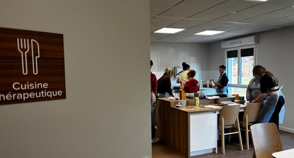 L’atelier thérapeutique « Cuisine », une activité qui favorise la concentration et la coopération chez les adolescents.