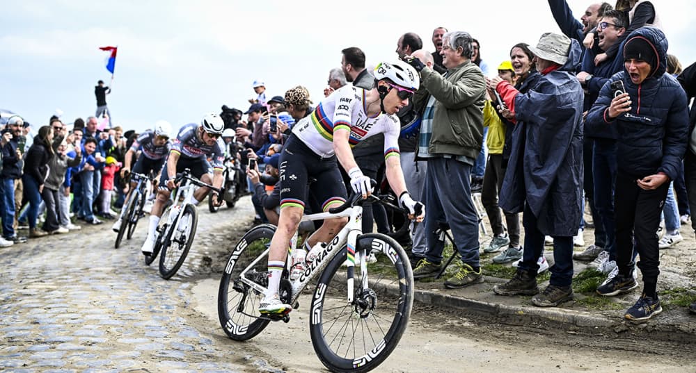 Le Slovène Tadej Pogacar durant le Paris-Roubaix 2025.