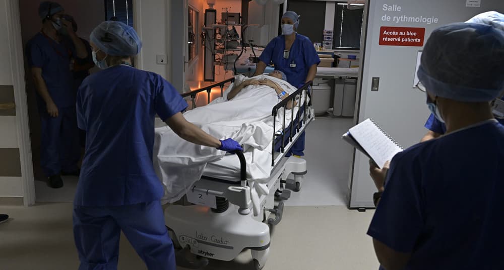 Lyon, 5 novembre 2025 - Hôpital Saint-Joseph Saint-Luc : une patiente, après une intervention de fermeture percutanée de foramen ovale perméable sous hypnose, est transférée vers la zone de surveillance du nouveau laboratoire de cardiologie.