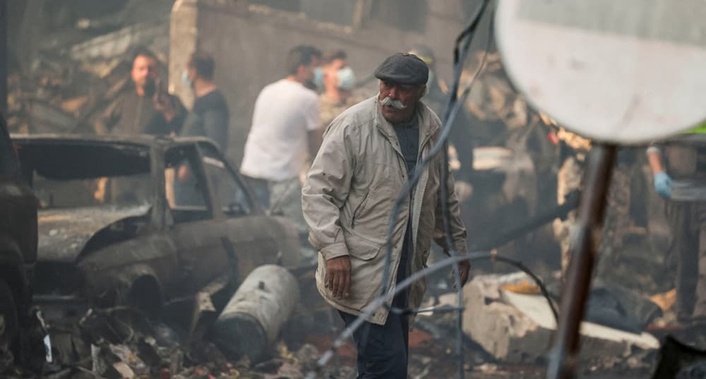 Un homme marche parmi les décombres après une frappe israélienne à Al-Mazraa à Beyrouth au Liban le 8 avril 2026.