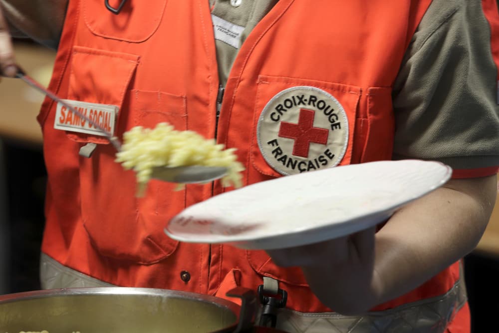 Distribution alimentaire à la délégation régionale de la Croix-Rouge du Val-d'Oise, à Ézanville.
