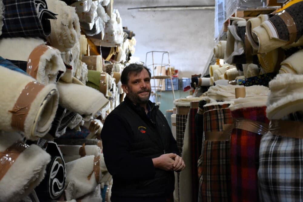 Olivier Rondinaud dirige l'un des deux derniers ateliers qui fabrique l'authentique charentaise.