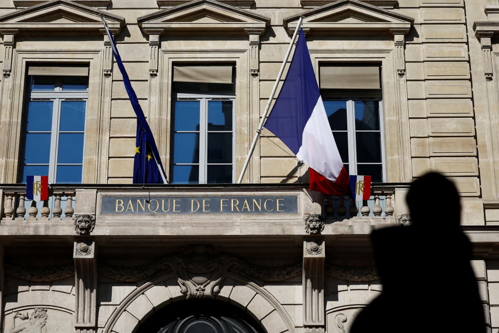 Un drapeau français flotte à l'entrée du bâtiment de la Banque de France à Paris, le 9 avril 2025.