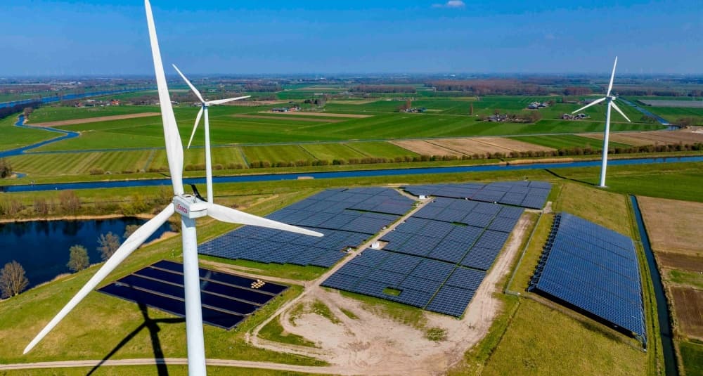 Les banques françaises se présentent en championnes du soutien aux énergies renouvelables.