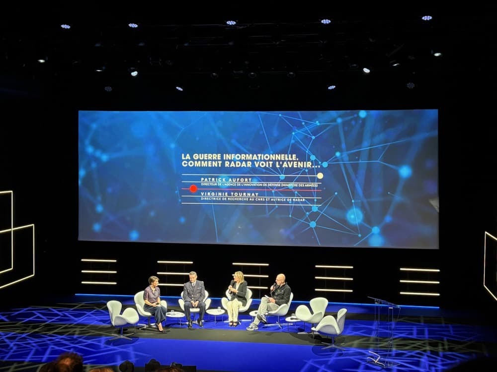 Tandis que 77 % des Européens jugent que la manipulation de contenus et d’informations venue de pays étrangers pourrait « détruire » nos démocraties, selon une étude Bona Fidé pour France Télévisions, le ministère des Armées a insisté lors d’un...